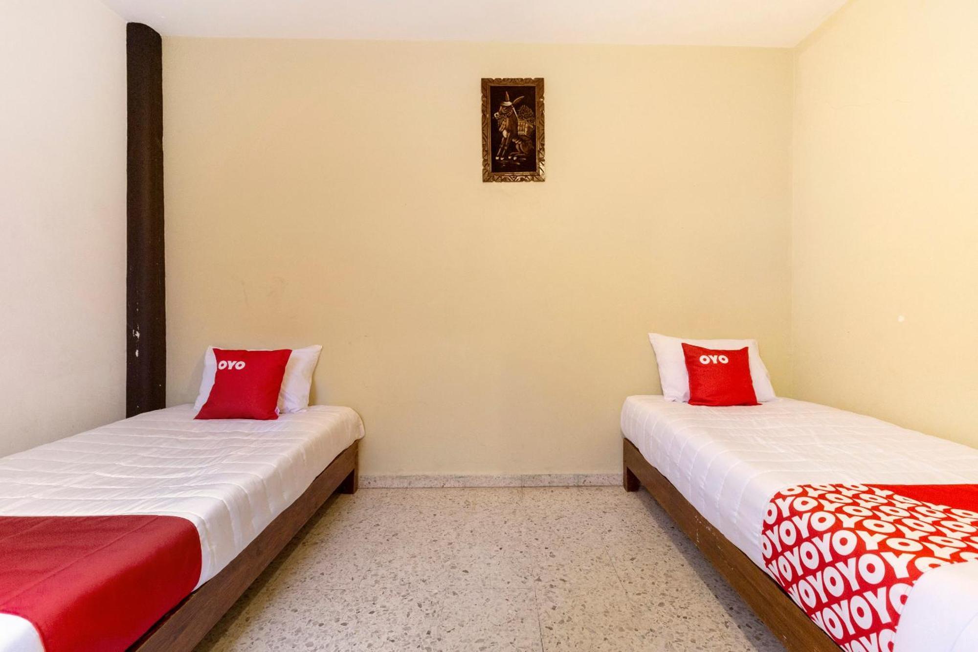 Oyo Emperador, Hotel