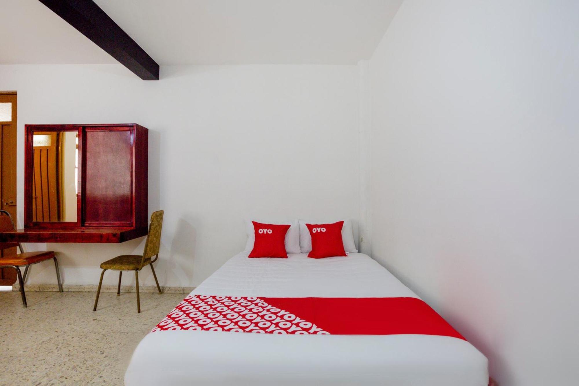 Oyo Emperador, Hotel