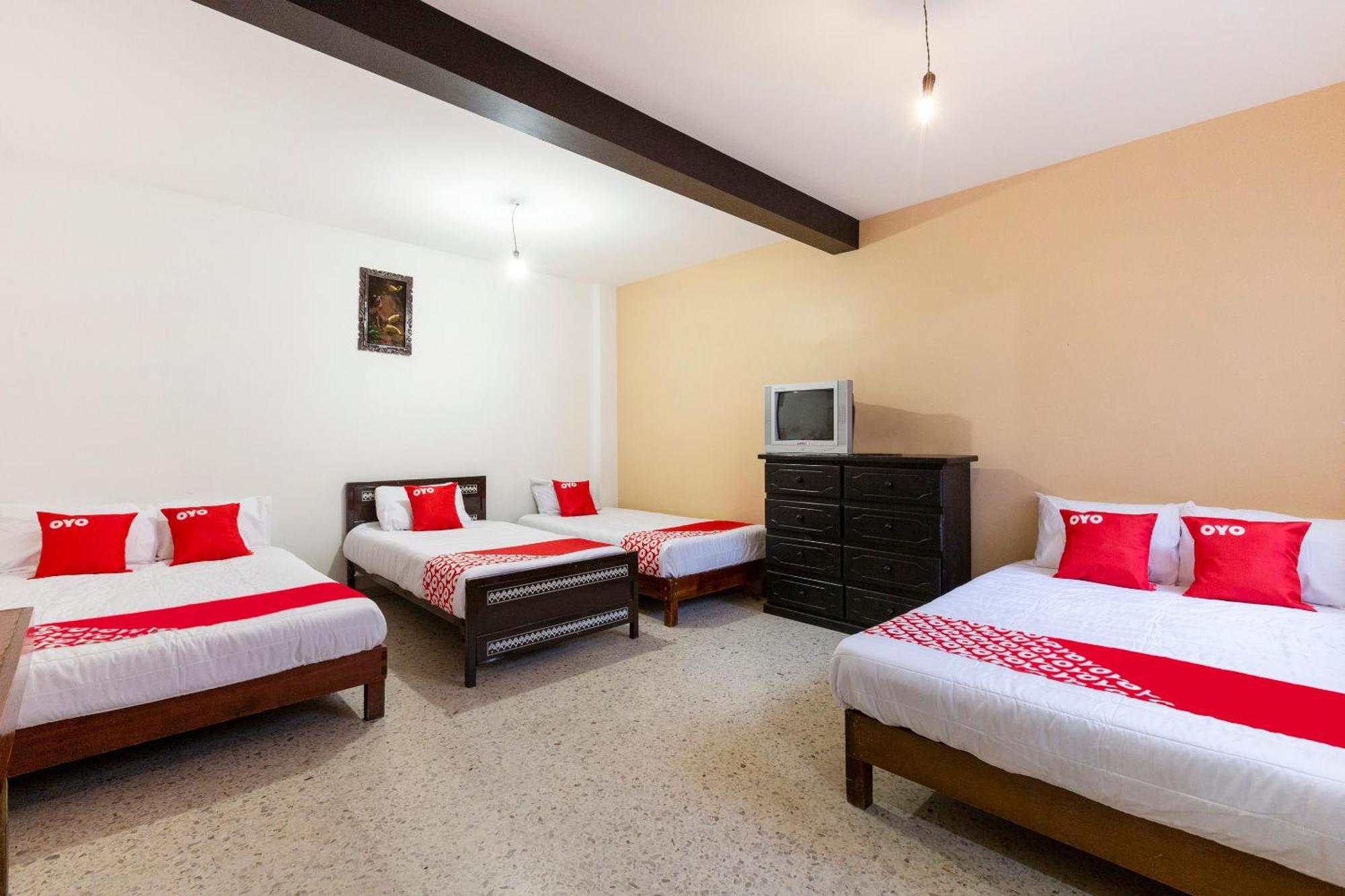 Oyo Emperador, Hotel
