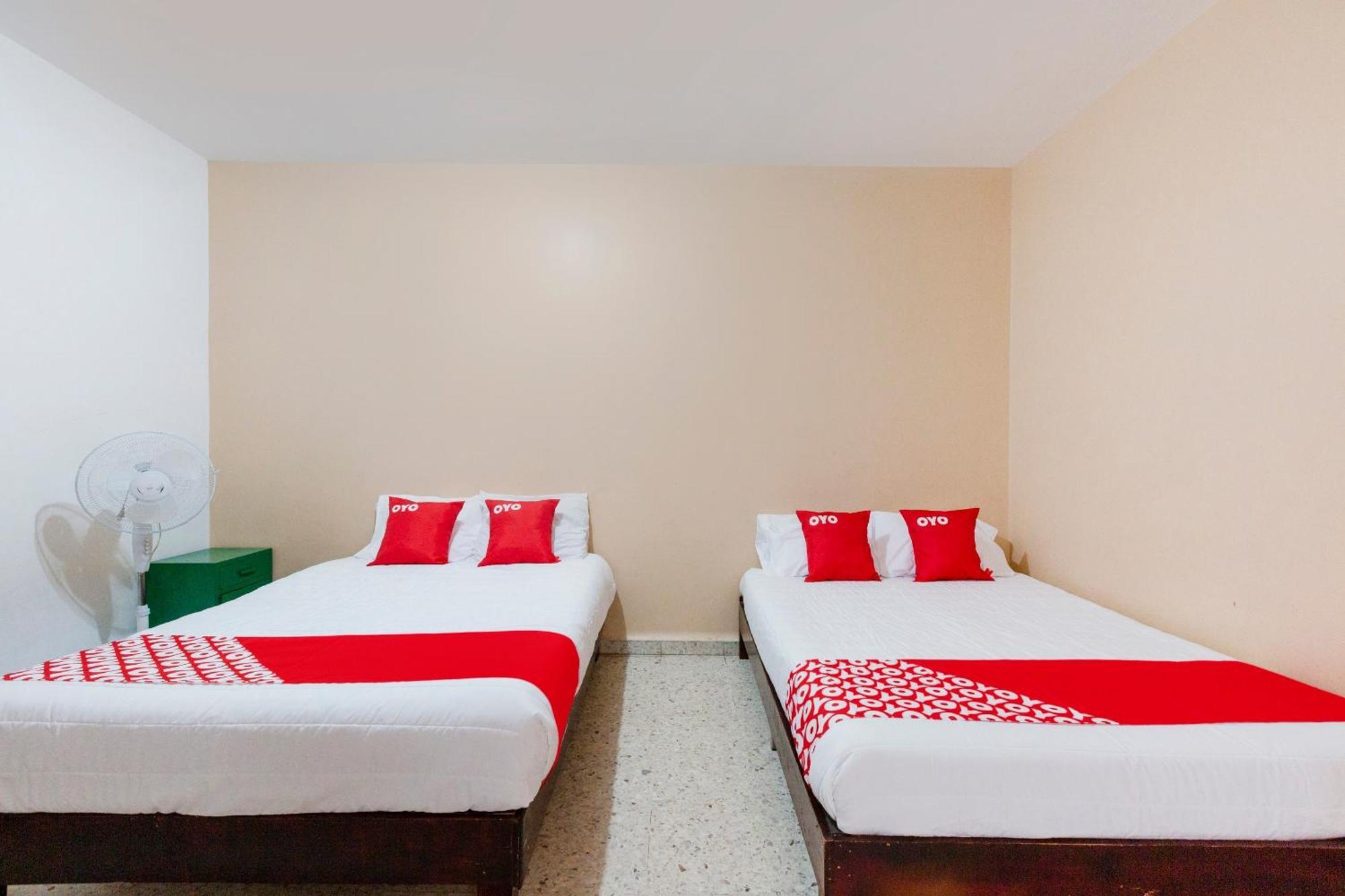 Oyo Emperador, Hotel